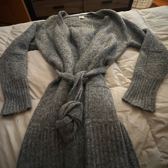 Grey cardigan knit and has ties - Picture 2 of 7